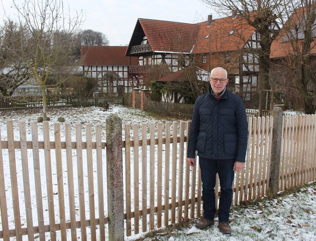 Konrad Kaiser bewohnt einen großen Hof in der Hirten-wiesenstraße in Wittelsberg. Er hat gemeinsam mit der Gemeinde als Grenznachbar über das Dorf-erneuerungsprogramm einen Holz-zaun fördern lassen. Weitere Anträge für Arbeiten an seinem Haus und den angrenzenden Wirtschaftsgebäuden hat er bereits gestellt: So möchte er mit Hilfe der Dorferneuerung noch alte Balkon-geländer erhalten und Giebel erneuern.