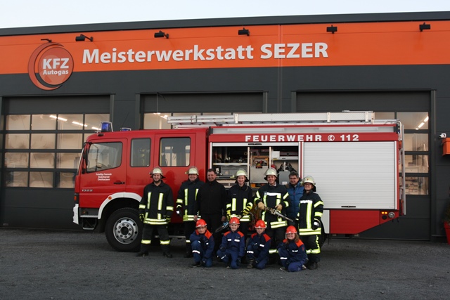Bürgermeister Andreas Schulz mit einigen Einsatzkräften sowie Mädchen und Jungen der Jugendfeuerwehr Dreihausen