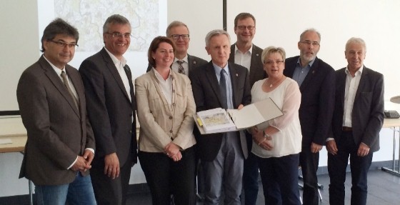 Andreas Schulz (Ebsdorfergrund, von links), Peter Gefeller (Staufenberg), Claudia Schnabel (Fronhausen), Rainer Kaps (Hessen Agentur), Hennig Blick (RP), Dietmar Kromm (Reiskirchen), Annette Bergen-Krause (Allendorf/Lumda), Dirk Haas (Buseck) und Kurt Hillgärtner (Rabenau) freuen sich über die Genehmigung der Pläne.